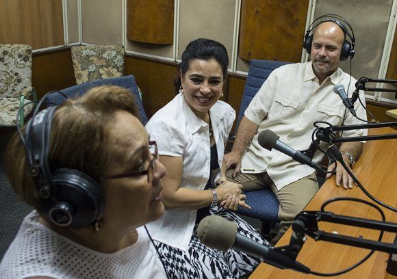 Durante el programa "La luz de la memoria", de Radio Rebelde. Foto: L Eduardo Domínguez/ Cubadebate.