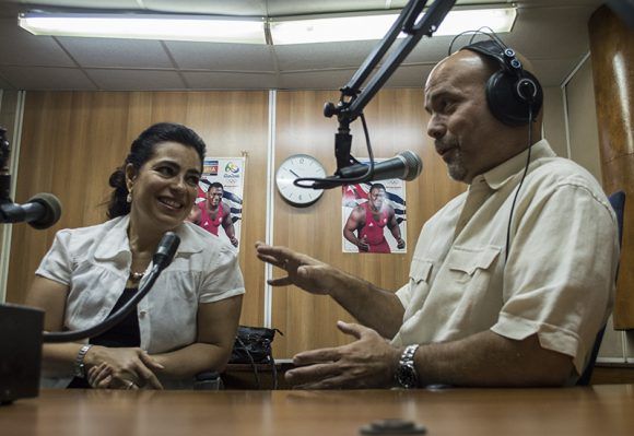 Emocionados y felices, Gerardo y Adriana comparten anécdotas de su amor. Foto: L Eduardo Domínguez/ Cubadebate.