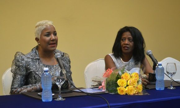 Haila y Matilde Valdivieso, Directora de la Agencia Musicalia de ARTex, en la presentación del disco “Mujer de Acero”. FOTO.Marianela Dufflar