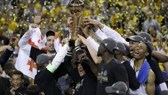 Los jugadores de los Golden State Warriors celebrando el título. Foto: AP