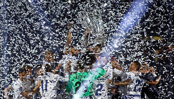 Los-jugadores-del-Real-Madrid-levantan-el-trofeo-de-la-Champions-en-el-Bernab%C3%A9u.jpg
