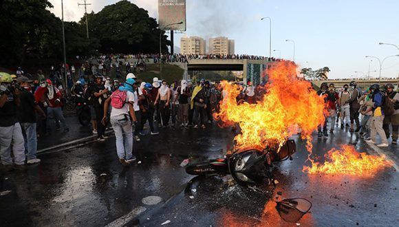 También quemaron motos que encontraron en las calles. Foto: EFE.