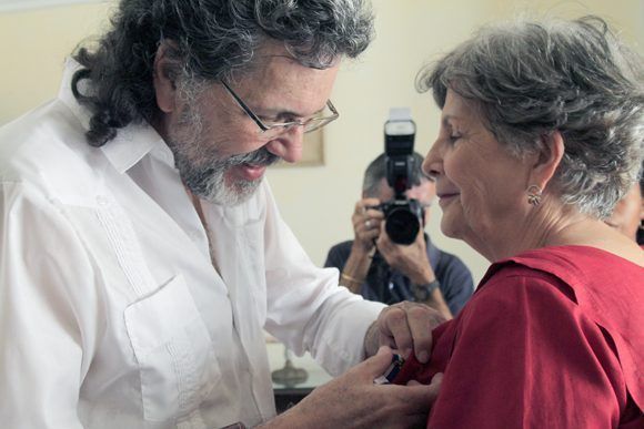 Luisa Campuzano recibe la medalla Alejo Carpentier de manos del Ministro de Cultura, Abel Prieto. foto: Daylén Vega / Cubadebate 