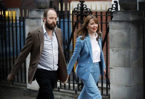Los asesores de May, Nick Timothy y Fiona Hill, a su salida de la sede del partido Conservador este viernes en Londres. Foto: AP.