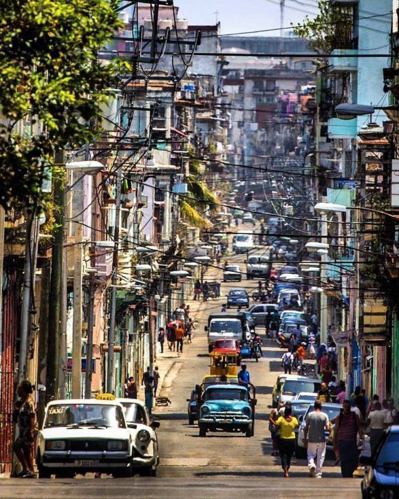 Una de las mas ardientes calles de La Habana: Neptuno. Foto: Desmond Boylan (Tomada de su cuenta de Facebook)