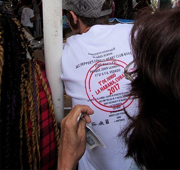 Todos se acercaban para tratar de comprar un pulover. Foto: Cinthya García Casañas/ Cubadebate.