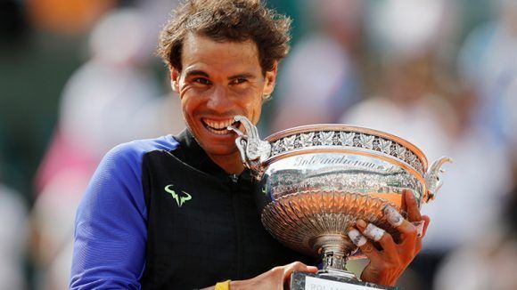 Rafa muerde su décima copa del Roland Garros. Benoit Tessier / Reuters