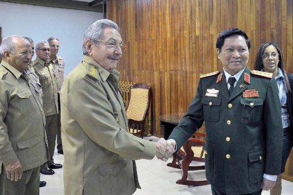 Raúl y el Ministro de Defensa de Viet Nam. Foto: Estudios Revolución