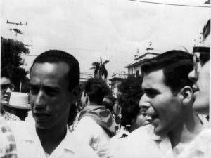 Rolando Rodríguez con Fernando Martínez Heredia en la plaza en 1966. Imagen tomada de Dialogar, dialogar.