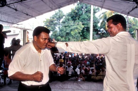 Stevenson acompañó a Ali en su visita a La Habana. Foto: Mirror.