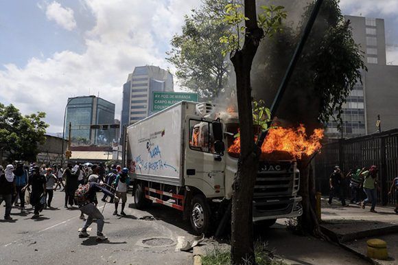 Un camión de alimentos también fue "víctima" de la piromaniaca oposición venezolana. Foto: EFE.