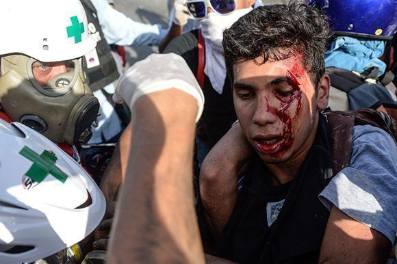 Las protestas han dejado un saldo de casi un centenar de muertos y muchos más heridos, la mayoría son jóvenes. Foto: AFP.