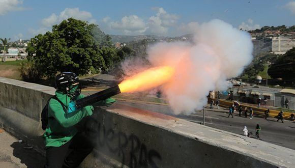 Lanzamientos de morteros en lo que los principales medios de comunicación privados llaman "manifestaciones" contra "el dictador Maduro". Foto: AP.
