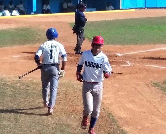 Víctor Mesa Jr. durante el campeonato nacional sub-18 de béisbol. Foto: Katheryn Felipe/ Cubadebate.