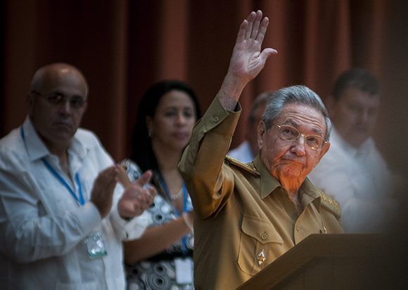 Raúl saluda a la prensa. Foto: Irene Pérez/ Cubadebate.