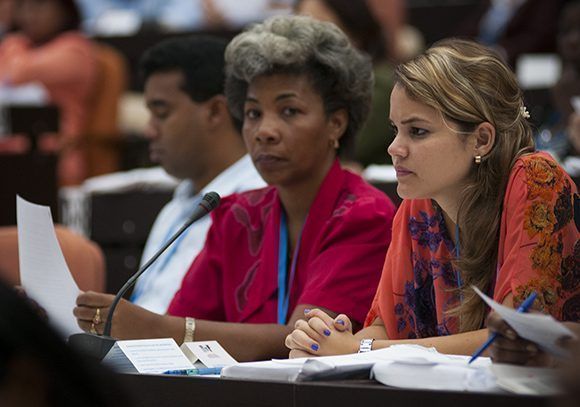 Diputadas cubanas en el plenario de la Sesión Extraordinaria de la ANPP. Foto: Irene Pérez/ Cubadebate.