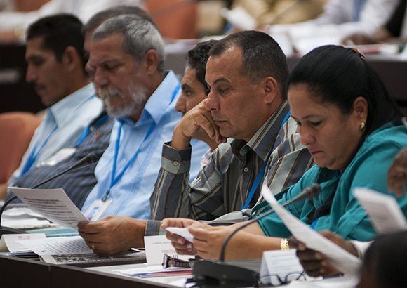 Los parlamentarios cubanos analizaron los documentos que definen el futuro de la naación. Foto: Irene Pérez/ Cubadebate.