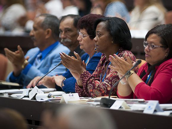 Los parlamentarios cubanos respaldaron la "Conceptualización del Modelo Económico y Social Cubano de Desarrollo Socialista" y los "Lineamientos de la Política Económica y Social del Partido y la Revolución para el período 2016-2021". Foto: Irene Pérez/ Cubadebate.