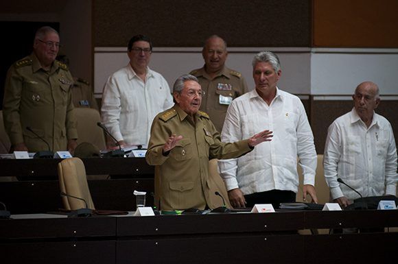 Raúl habla con los diputados de la ANPP. Foto: Irene Pérez/ Cubadebate.