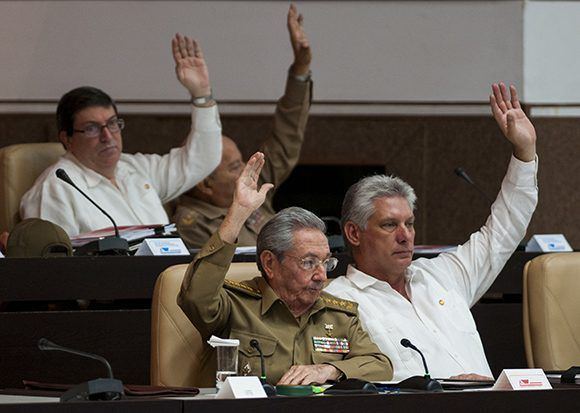 Raúl Castro y Miguel Díaz-Canel votan en el plenario de la ANPP. Foto: Irene Pérez/ Cubadebate
