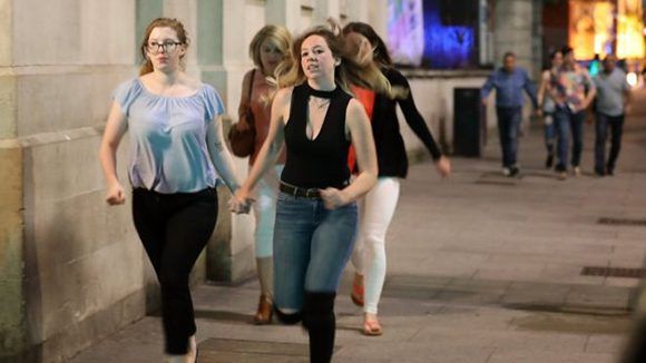 Jóvenes huyen del lugar de los ataques en Londres. Foto: Getty.