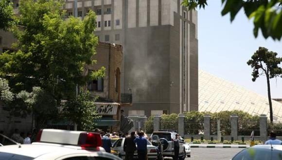 Atentado de Estado Islámico en el Parlamento de Irán: al menos dos muertos Atentado de Estado Islámico en el Parlamento de Irán: al menos dos muertos. Foto: Reuters.