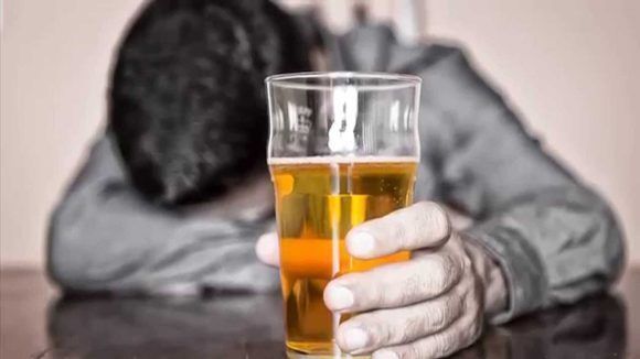 El consumo de alcohol, incluso a niveles moderados, se asocia con un mayor riesgo de resultados cerebrales adversos.