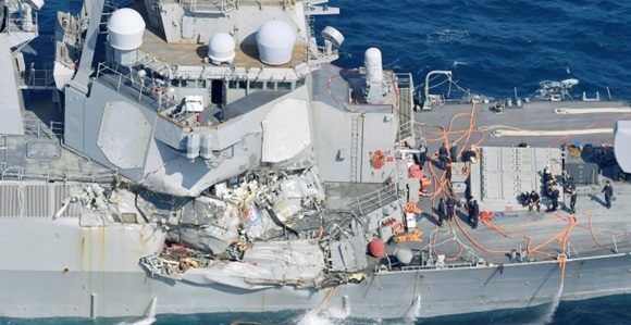 Un lateral del destructor USS Fitzgerald seriamente dañado en el mar de Japón. Foto: Reuters