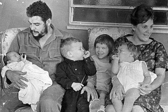 Ernesto Guevara junto a su esposa Aleida March y sus hijos. Foto: Cortesía Centro de Estudios Ernesto Guevara.