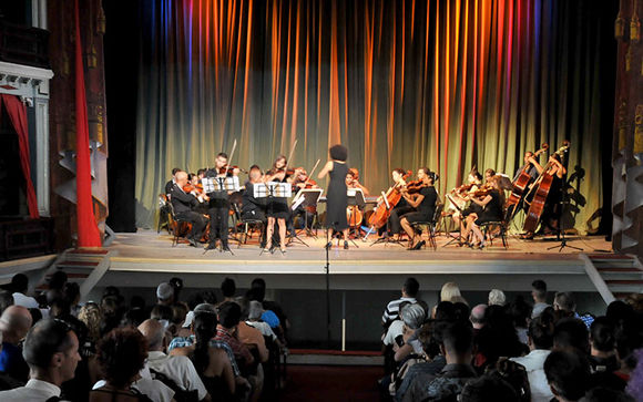 La Orquesta Sinfónica de Villa Clara, dirigida por la maestra Irina Toledo, abrió el espectáculo musical. Foto: Ramón Barreras Valdés/ Vanguardia.