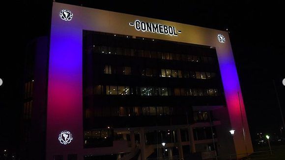 La sede de Conmebol iluminada en honor a la gesta de Venezuela en el Mundial de Fútbol Sub-20. Foto: Conmebol.