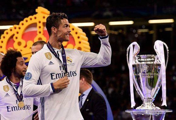 Cristiano Ronaldo junto a la duodécima Copa de Europa del Real Madrid. Foto: @FIFA/ Twitter.