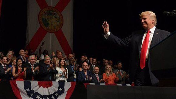 Donald Trump aplaudido en un teatro de Miami por dar marcha atrás a varias políticas impulsadas por Obama para el restablecimiento de las relaciones entre Cuba y Estados Unidos. Foto: AFP.