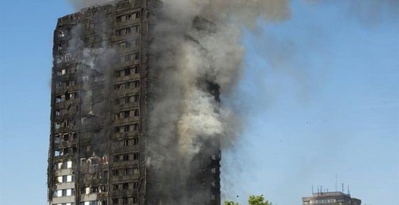 Bomberos trabajan en las labores de extinción del incendio declarado en la Torre Grenfell en Lancaster West Estate en Londres (Reino Unido). Foto: EFE. 