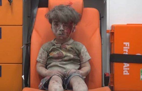 Así fue filmado Omran Daqneesh, un niño sirio de solo tres años utilizado para hacer propaganda contra las fuerzas sirias y rusas. Foto: Captura de pantalla/ Youtube.