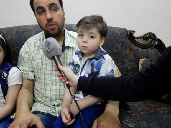 Mohammad Kheir Daqneesh, el padre del pequeño Omran, dice que el "rescate" de su hijo por las fuerzas de occidente fue una farsa propagandística. Foto: @KinanaAllouchePage/ Facebook.