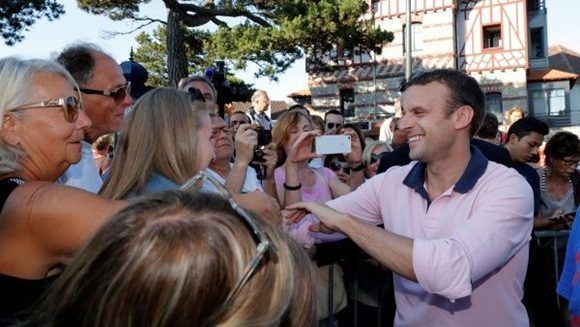 Macron (d) goza de una alta popularidad entre la sociedad francesa.. Foto: Reuters.