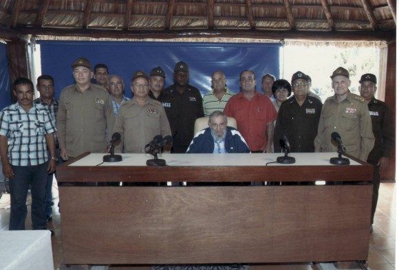 Fidel sostiene encuentro con oficiales y trabajadores civiles del Ministerio del Interior y las FAR, en el que entregó diplomas de reconocimiento por la labor desarrollada en la producción de alimentos, 9 de julio de 2015. Foto: Cubadebate / Sitio Fidel Soldado de las Ideas.