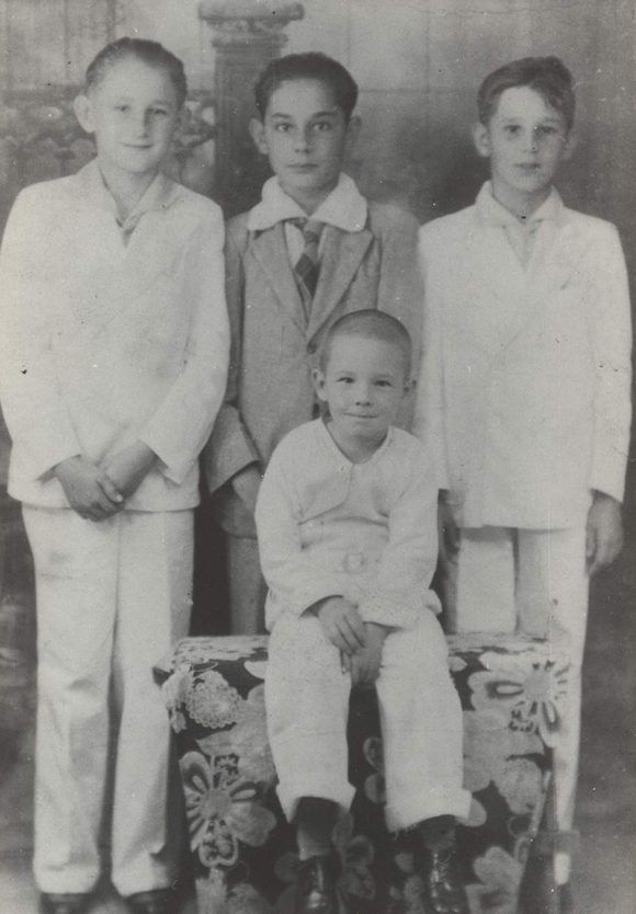 Raúl sentado, Fidel a la derecha, Ramón Castro a la izquierda y Cristobal Boris al centro en el colegio La Salle de Santiago de Cuba (1936). Foto: Fidel Soldado de las Ideas. 