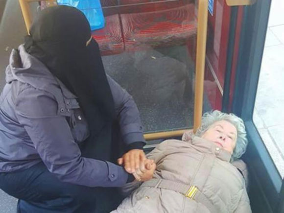 La imagen de una musulmana atendiendo a una anciana desmayada se hace viral. Foto: Hamza O Bakri/ Facebook.