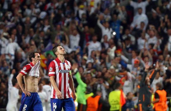 TP. Lisbon (Portugal), 24/05/2014.- Atletico Madrid players Diego Godin (L) and Gabi (R) show their dejection during the UEFA Champions League final between Real Madrid and Atletico Madrid at Luz stadium in Lisbon, Portugal, 24 May 2014. Real Madrid won 4-1 after extra time. (Lisboa, Liga de Campeones) EFE/EPA/TIAGO PETINGA