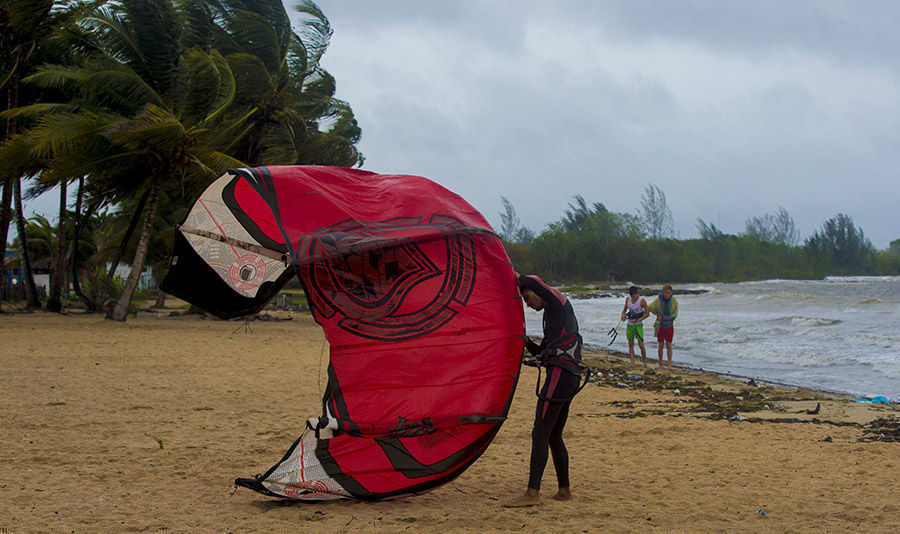 Jóvenes practican Kitesurf en Playa Larga. Foto: Jennifer Romero Andreu/ Cubadebate.
