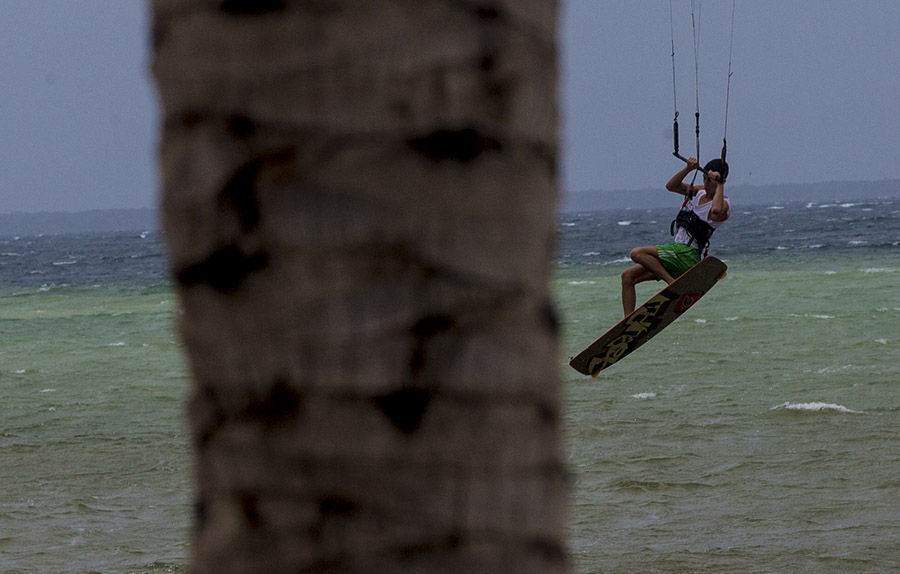 Jóvenes practican Kitesurf en Playa Larga. Foto: Jennifer Romero Andreu/ Cubadebate.