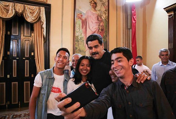 Jóvenes venezolanos se toman fotografías junto a Nicolás Maduro. Foto: Prensa de Miraflores.