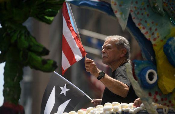 Oscar López Rivera hace su aparición en el Desfile Nacional Puertorriqueño en Nueva York. Foto: @amNewYork