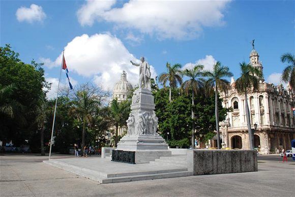 Estatua de José Martí en el Parque Central de La Habana. Foto tomada de Habana Radio.