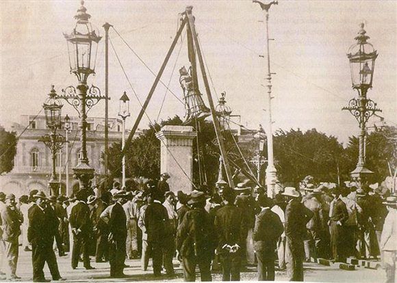 Imagen de 1899 cuando se retira definitivamente la estatua de Isabel de Borbón. Foto tomada de Habana Radio.