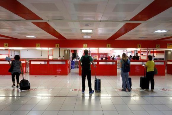 Pasajeros aguardan el chequeo migratorio en el Aeropuerto Internacional "José Martí", La Habana, el 1 de junio de 2017. Foto: REUTERS/Stringer