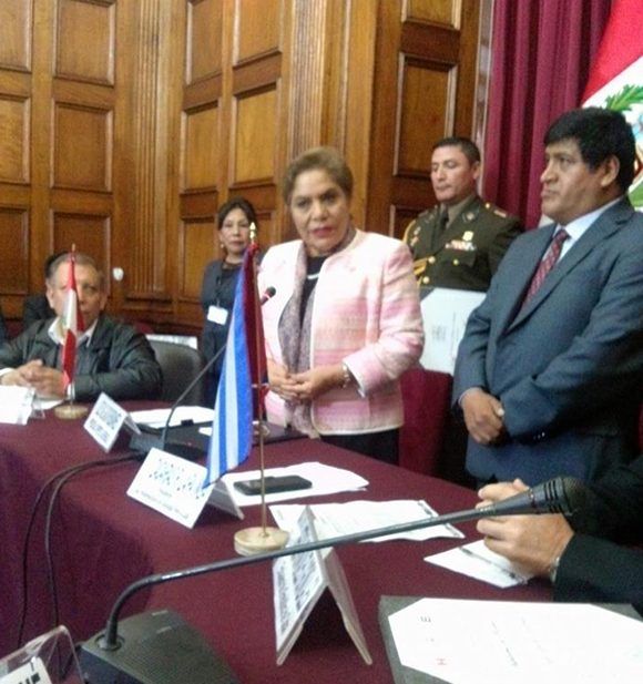 La presidenta del Congreso de la República de Perú, Luz Salgado Rubianes, agradece la labor de los médicos cubanos internacionalistas. Foto: Enmanuel Vigil/ Facebook.
