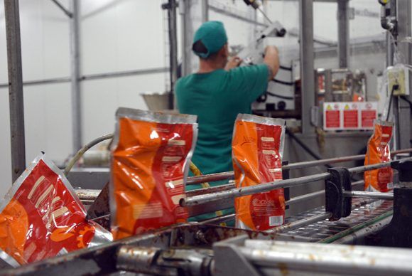 Labores en la línea de embase para pasta de puré de tomate, en el combinado industrial de Ceballos. Foto: ACN/  Osvaldo Gutiérrez.  